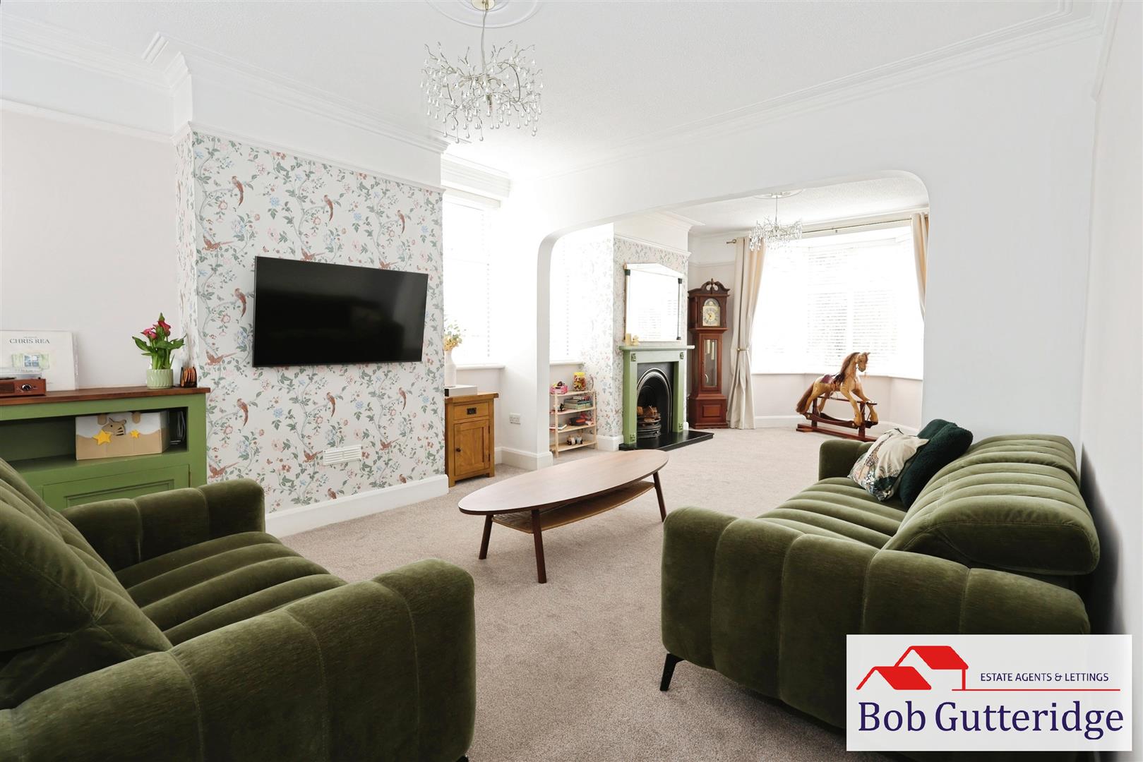 OPEN PLAN LOUNGE / DINING ROOM